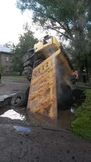 В Петербурге фура с асфальтом провалилась в огромную дыру в асфальте 