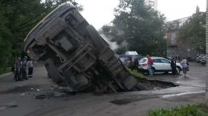 В Петербурге фура с асфальтом провалилась в огромную дыру в асфальте 