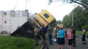 В Петербурге фура с асфальтом провалилась в огромную дыру в асфальте 