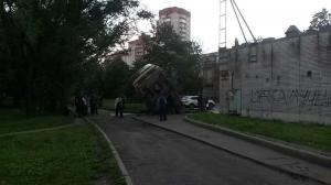 В Петербурге фура с асфальтом провалилась в огромную дыру в асфальте 