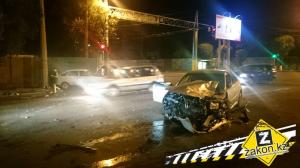 В Алматы автомобиль Lada вылетел на тротуар во время ДТП 