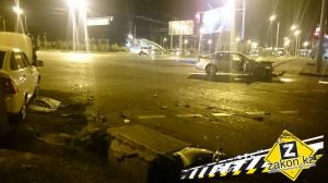 В Алматы автомобиль Lada вылетел на тротуар во время ДТП 