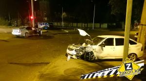 В Алматы автомобиль Lada вылетел на тротуар во время ДТП 