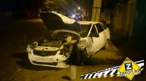 В Алматы автомобиль Lada вылетел на тротуар во время ДТП 