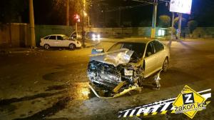 В Алматы автомобиль Lada вылетел на тротуар во время ДТП 