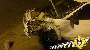 В Алматы автомобиль Lada вылетел на тротуар во время ДТП 