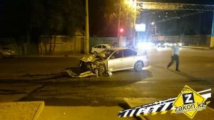 В Алматы автомобиль Lada вылетел на тротуар во время ДТП 