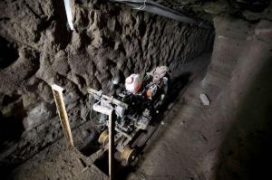 Наркобарон Хоакин Гусман Лоэра сбежал из тюрьмы используя мотоцикл 