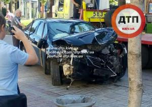 ДТП в Киеве на Крещатике: водитель Toyota Camry на высокой скорости врезался в столб