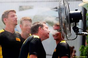 В Pirelli ждут двух пит-стопов в воскресной гонке