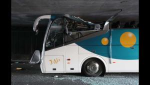 Во Франции туристическому автобусу снесло крышу