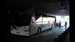 Во Франции туристическому автобусу снесло крышу 