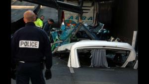 Во Франции туристическому автобусу снесло крышу 