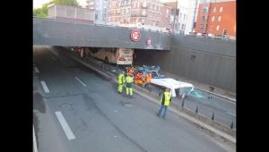 Во Франции туристическому автобусу снесло крышу 