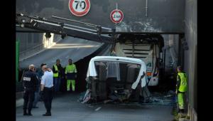 Во Франции туристическому автобусу снесло крышу 