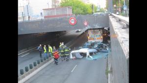 Во Франции туристическому автобусу снесло крышу 