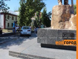 Автомобиль протаранил памятник Маншук Маметовой в Уральске 