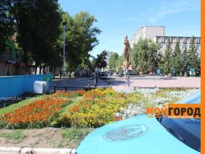 Автомобиль протаранил памятник Маншук Маметовой в Уральске 