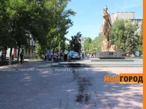 Автомобиль протаранил памятник Маншук Маметовой в Уральске 
