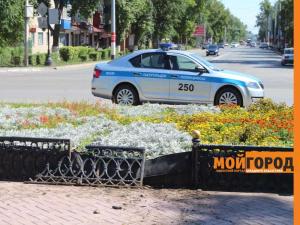 Автомобиль протаранил памятник Маншук Маметовой в Уральске 