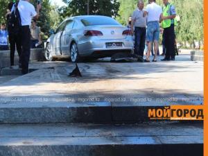 Автомобиль протаранил памятник Маншук Маметовой в Уральске 