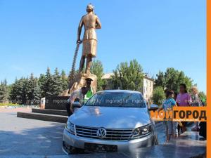 Автомобиль протаранил памятник Маншук Маметовой в Уральске 