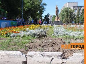 Автомобиль протаранил памятник Маншук Маметовой в Уральске 