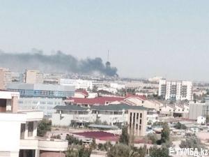 Старые автопокрышки стали причиной крупного пожара в Актау