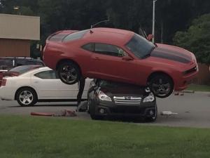 Красивая авария: полёт спорткара Chevrolet Camaro завершился на крыше Subaru Outback 