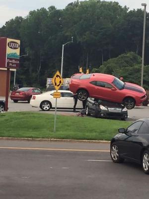 Красивая авария: полёт спорткара Chevrolet Camaro завершился на крыше Subaru Outback 