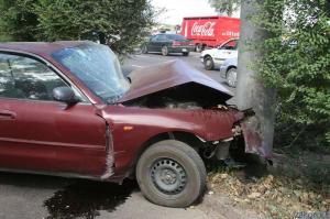 В Алматы на проспекте Рыскулова Mitsubishi Galant врезался в столб