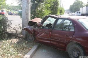 В Алматы на проспекте Рыскулова Mitsubishi Galant врезался в столб 
