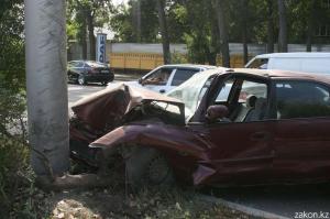 В Алматы на проспекте Рыскулова Mitsubishi Galant врезался в столб 