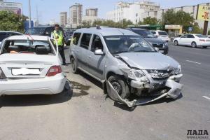 В Актау столкнулись три автомобиля 