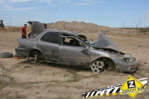 В Алматы по ул. Акын Сара водитель Toyota снес фонарный столб
