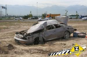 В Алматы по ул. Акын Сара водитель Toyota снес фонарный столб 
