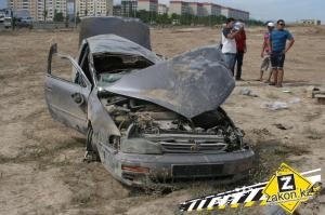 В Алматы по ул. Акын Сара водитель Toyota снес фонарный столб 