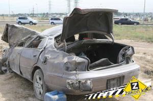 В Алматы по ул. Акын Сара водитель Toyota снес фонарный столб 