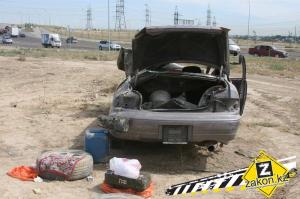 В Алматы по ул. Акын Сара водитель Toyota снес фонарный столб 