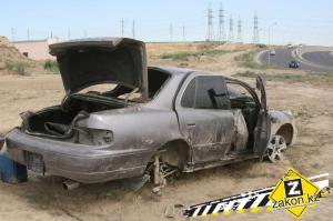 В Алматы по ул. Акын Сара водитель Toyota снес фонарный столб 