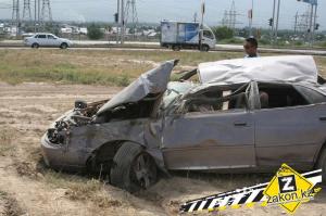 В Алматы по ул. Акын Сара водитель Toyota снес фонарный столб 