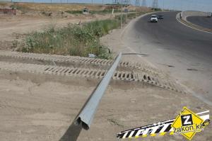 В Алматы по ул. Акын Сара водитель Toyota снес фонарный столб 