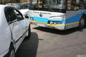 В Алматы произошло очередное ДТП с маршрутным автобусом 