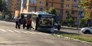 В Киеве на Минском проспекте автобус провалился в яму