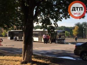 В Киеве на Минском проспекте автобус провалился в яму 