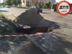 В Киеве на Минском проспекте автобус провалился в яму 