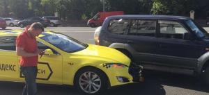 Электрокар Tesla от Яндекс.Такси попал в аварию в центре Москвы