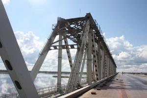 Мостовики состыковали пролеты строящегося моста через Надым