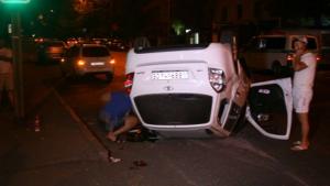 В Алматы на ул. Жандосова перевернулась Lada