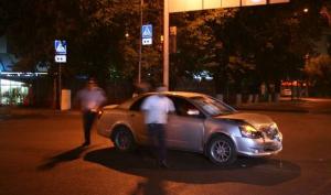 В Алматы на ул. Жандосова перевернулась Lada